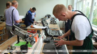 ФОТОФАКТ: Конкурс профмастерства по профессии "слесарь по ремонту автомобилей" проходит в Гродно