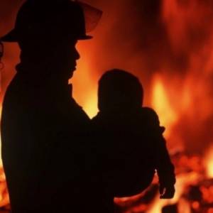 В Запорожской области во время пожара едва не погибли двое детей, которых оставила мать