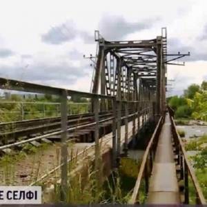 На железнодорожном мосту в Ивано-Франковске подростка ударило током. Видео