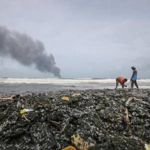 У побережья Шри-Ланки затонуло сгоревшее судно с химикатами: в регионе экокатастрофа. Фото