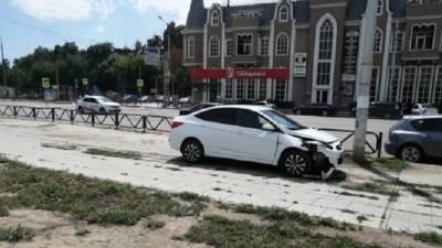 В Астрахани после ДТП автомобиль сбил подростка на тротуаре