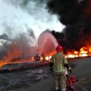 В Иране локализовали пожар на крупнейшем нефтеперерабатывающем заводе. Фото. Видео