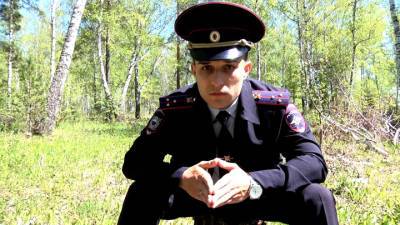 Красноярское МВД показало грустного участкового, гуляющего по лесу