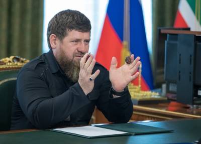 Захарова одобрила идею штрафов для соцсетей за блокировку политиков. И дала совет Кадырову