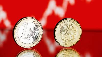 Евро впервые с 1 апреля опустился ниже 89 рублей