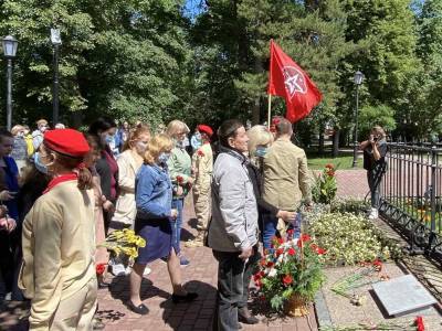 В Ульяновске к памятнику Карамзину возложили цветы