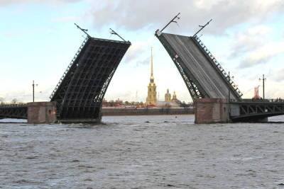 Дворцовый мост перекрывают второй день подряд