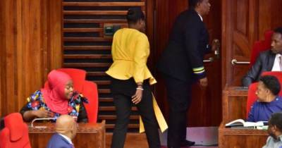 Из парламента Танзании выгнали даму-депутата из-за "слишком узких брюк"