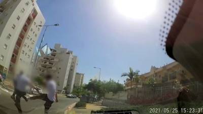 Видео: подростки в Реховоте зверски избили водителя за то, что он посигналил