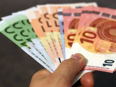 Биржевой курс евро впервые с 1 апреля упал ниже 89 рублей