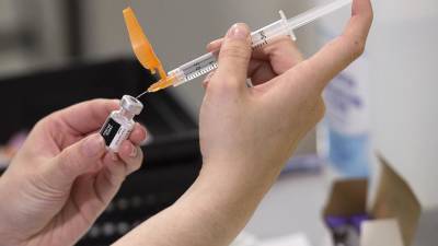 В Великобритании более 50% взрослых полностью вакцинировали от коронавируса