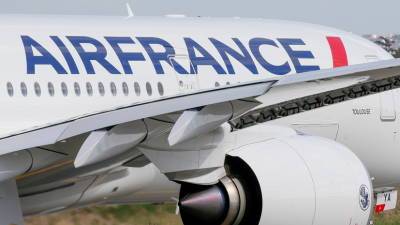 Прибывший в Париж из Чада лайнер Air France проверяют из-за угрозы взрыва