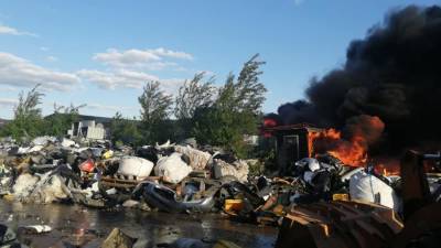 Пожар охватил 3 тыс. кв. м территории завода в Подмосковье