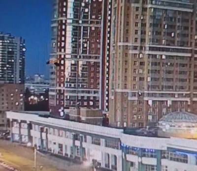 Бейсджамперы прыгнули с многоэтажного здания ЖК «Лондон парк» — видео