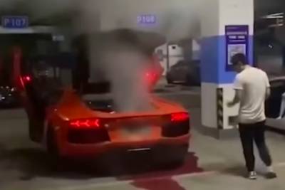 Китаец решил поджарить мясо на выхлопе Lamborghini и едва не сжег автомобиль