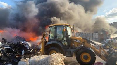 На машиностроительном заводе в Подольске загорелся мусор
