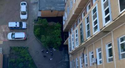 «Серьезно ссорились»: дело возбудили после падения малыша из окна квартиры на юге Москвы