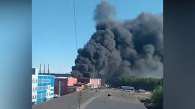 В Подольске тушат крупный пожар на заводе