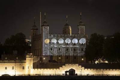 Королевский монетный двор отметил юбилей Ее Величества проекцией на всю стену крепости Лондонский Тауэр
