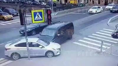 В центре Петербурга машина из кортежа врезалась в иномарку