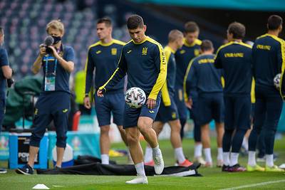 Игрок сборной Швеции удален в матче 1/8 финала Евро-2020 против Украины
