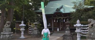 Священник надевает костюм зеленого лука, чтобы привлечь людей в храм