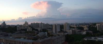 Облако, похожее на ядерный гриб: синоптики пояснили необычное явление в небе Киева