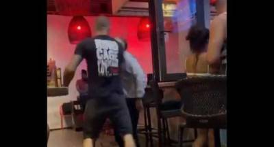 Боец ММА наглухо вырубил незнакомца в баре