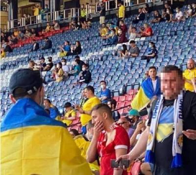 Болельщику с флагом России разорвали майку на матче Украины на Евро