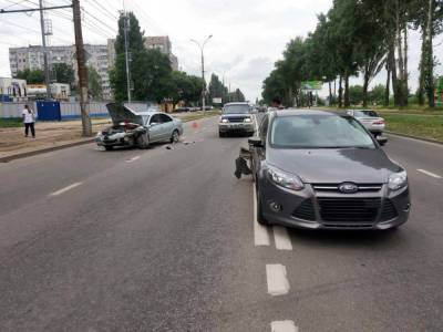 Две иномарки не поделили дорогу на улице Московской в Липецке