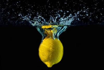 Врач объяснил опасность лимонного сока