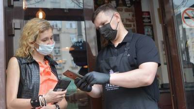 ВОЗ оценила введение обязательных QR-кодов для посещения ресторанов в Москве