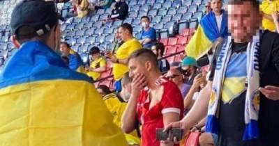 Украинские фанаты порвали футболку фанату с флагом РФ на Евро-2020