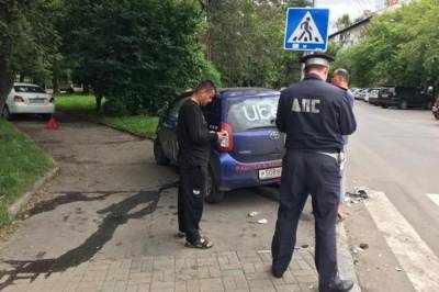 В Хабаровске автомобиль выбил такси на тротуар из-за пешеходов