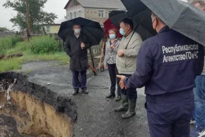Вячеслав Дамдинцурунов изучил последствия паводка и пообщался с волонтерами в Кяхтинском районе