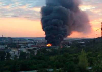Крупный пожар в Праге: горит склад с текстилем