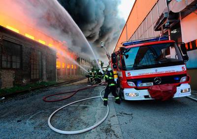Ущерб от пожара на складе текстиля в Праге оценили в 285 млн крон