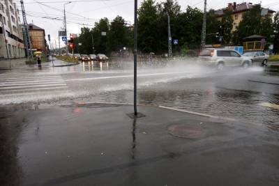 Петрозаводск после дождя похож на Венецию из-за затопленных улиц