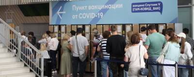 В Омске выстроились очереди из желающих пройти вакцинацию от COVID-19