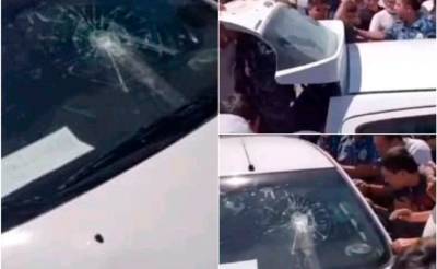 В Навоийской области разъяренная толпа разбила автомобиль местного жителя, который снимал нарушения ПДД на видео