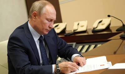 Владимир Путин подписал закон о гарантии защиты минимального дохода должников