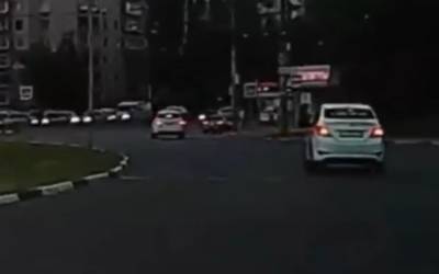 Воронежский таксист проехал на красный свет и пригрозил ножом помешавшим ему пешеходам