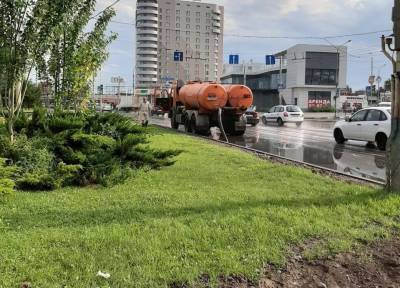 Коммунальщики устраняют последствия непогоды в Астрахани