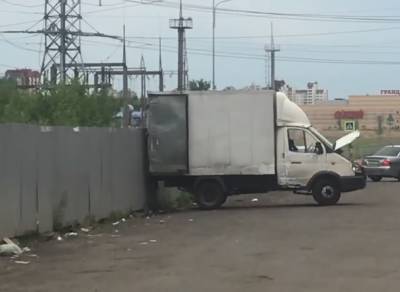 Неизвестные из Газели выбрасывали мусор через забор в Парнасе — видео