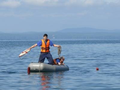 Хотел переплыть озеро: спасатели эвакуировали на берег южноуральца