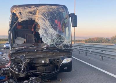 Туристический автобус Mercedes с людьми протаранил грузовик в Ростовской области