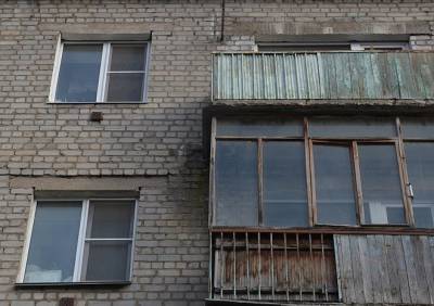 На улице Кирпичный завод 20-летний молодой человек выпал из окна