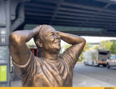 В Нью-Йорке установили бронзовый памятник Илону Маску