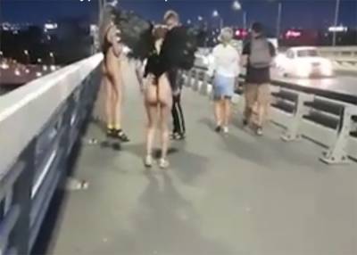 Голые девушки на Ворошиловском мосту с крыльями шокировали ростовчан