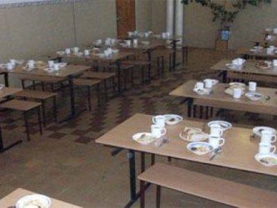 Выпускнику урюпинской школы не выдавали аттестат потому, что мать не оплатила его обеды